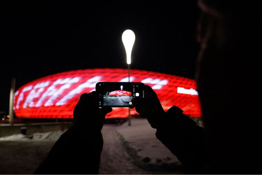 Allianz Arena, do Bayern, homenageou Franz Beckenbauer (Foto: Michaela Rehle/AFP)