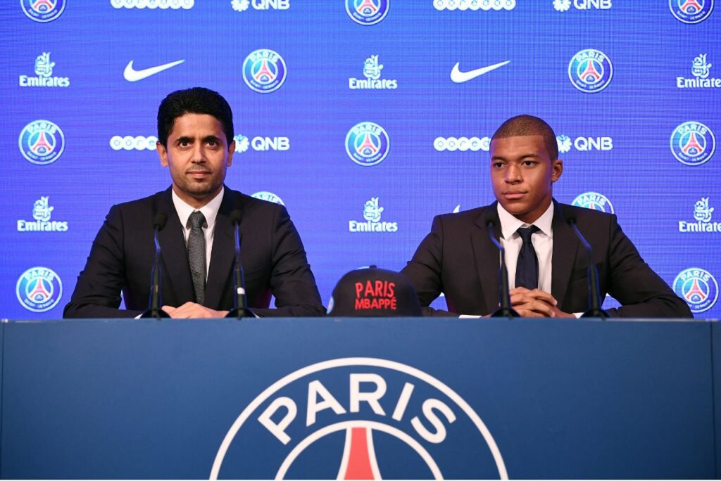 Nasser Al-Khelaifi, presidente do PSG, e Kylian Mbappé em coletiva (Foto: Franck Fife/AFP)