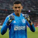 Goleiro Santos tinha contrato com o Flamengo até 2025. Foto: Marcelo Cortês/CRF