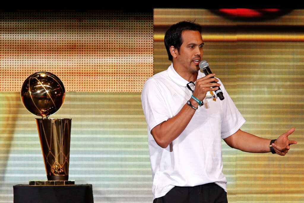 Técnico com troféu da NBA de 2012