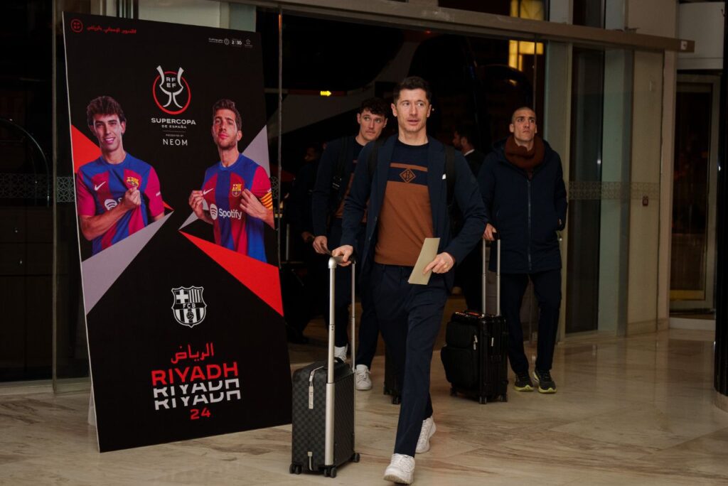 Lewandowski, do Barcelona, na chegada à Arábia Saudita