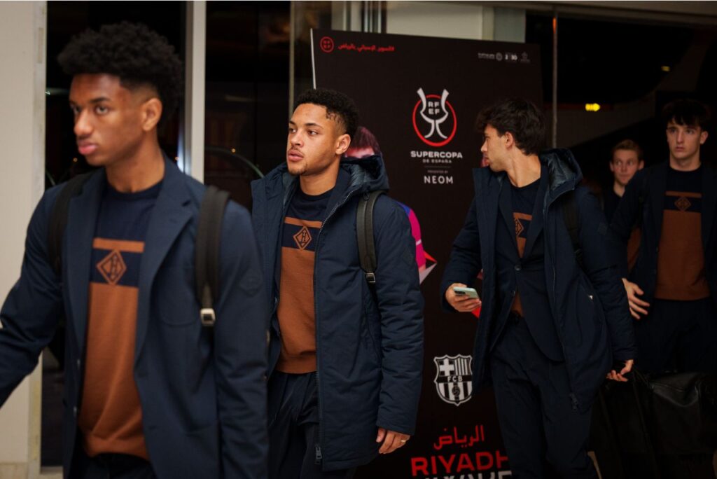 Vitor Roque com elenco do Barcelona