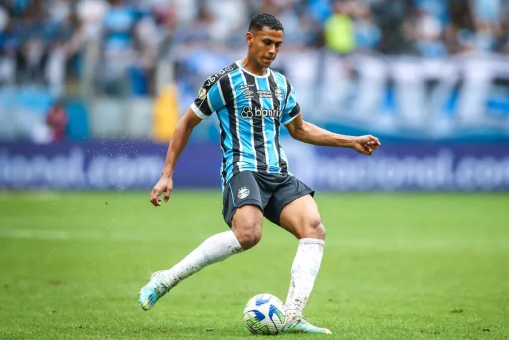 Novo zagueiro do Cuiabá em campo pelo Grêmio