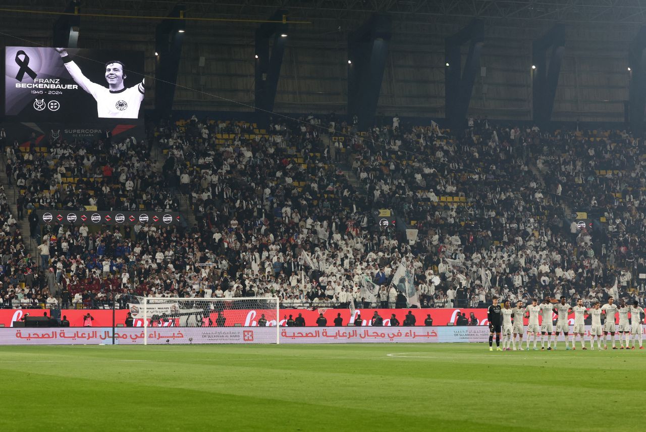 Homenagem a Franz Beckenbauer na disputa da Supercopa da Espanha 2023-24 (Foto: Giuseppe Cacace/AFP)