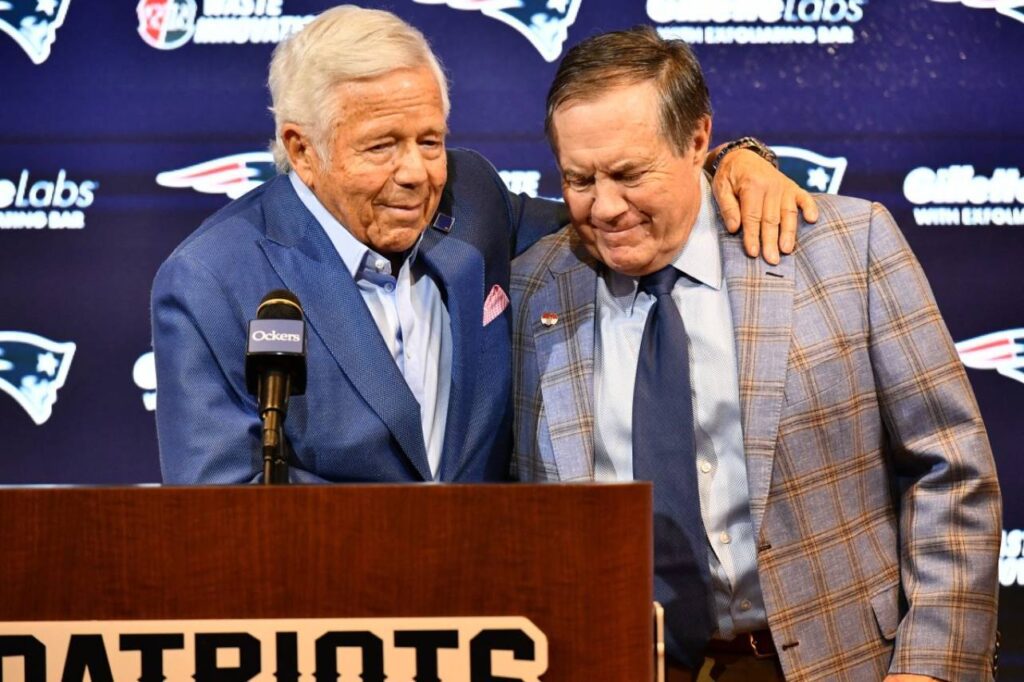 Bill Belichick em despedida ao lado do dono dos Patriots, Robert Kraft. Foto:JOSEPH PREZIOSOAFP