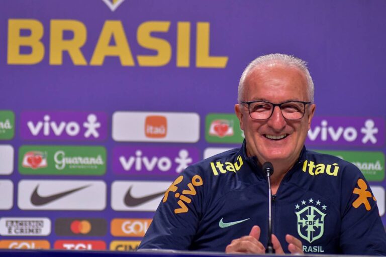 <p>Dorival Júnior em coletiva de apresentação. Foto: Staff Images / CBF</p>
