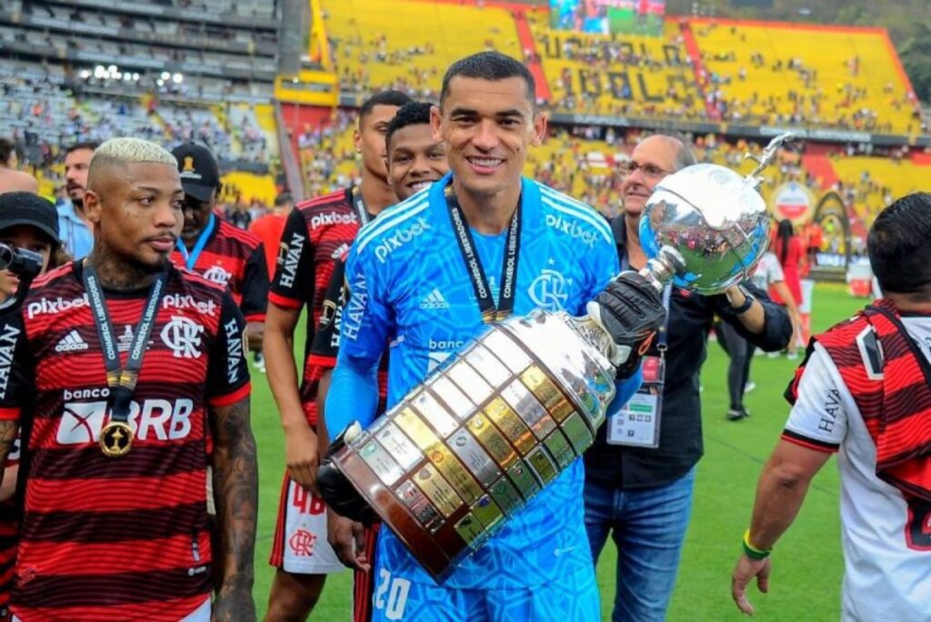 Goleiro Santos, que passou pelo Flamengo, Athletico Paranaense e Fortaleza