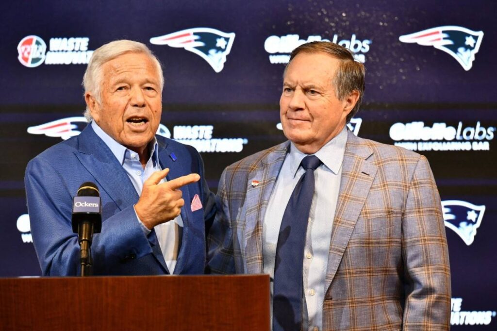 Robert Kraft ao lado do agora ex-treinador do New England Patriots. Foto: JOSEPH PREZIOSOAFP