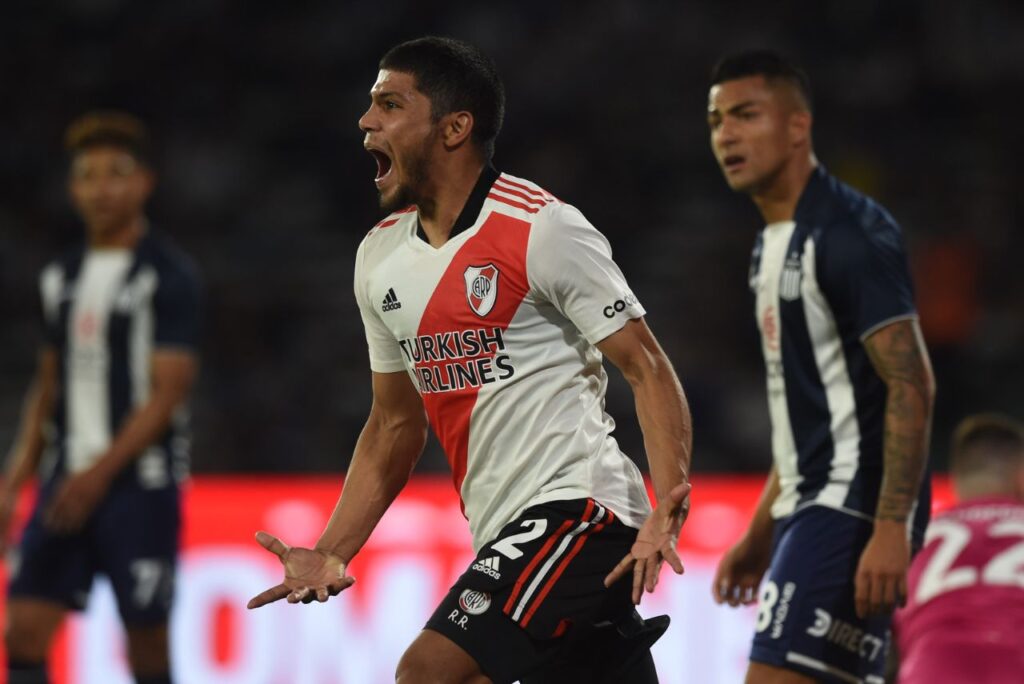Novo zagueiro do Vasco atuando pelo River