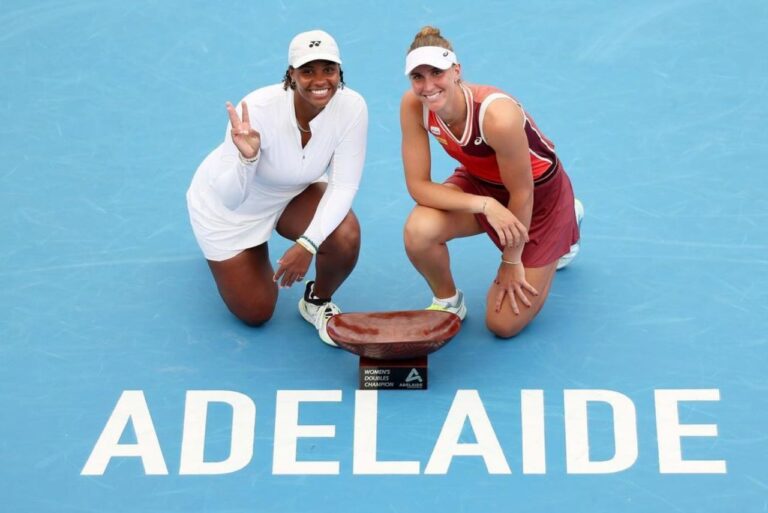 <p>Bia Haddad com o troféu ao lado da dupla. Foto: Adelaide International </p>
