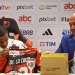Marcos Braz durante a apresentação do novo reforço do Flamengo, De La Cruz. Foto: Marcelo Cortes/CRF
