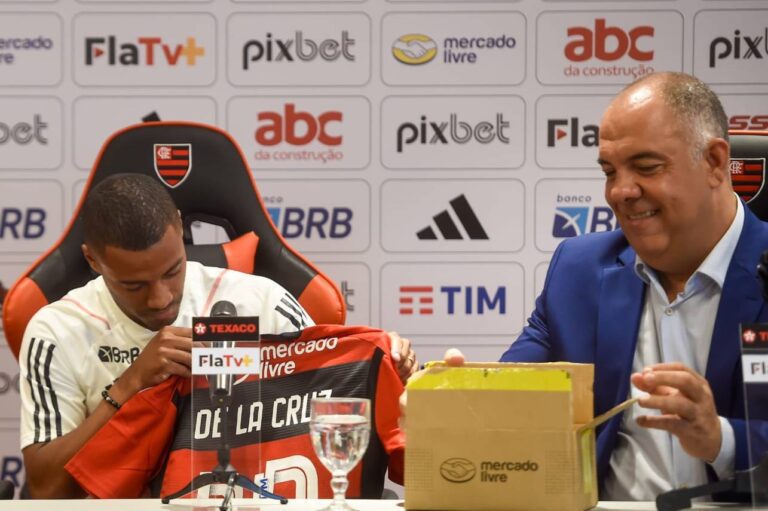 <p>Marcos Braz durante a apresentação do novo reforço do Flamengo, De La Cruz. Foto: Marcelo Cortes/CRF</p>
