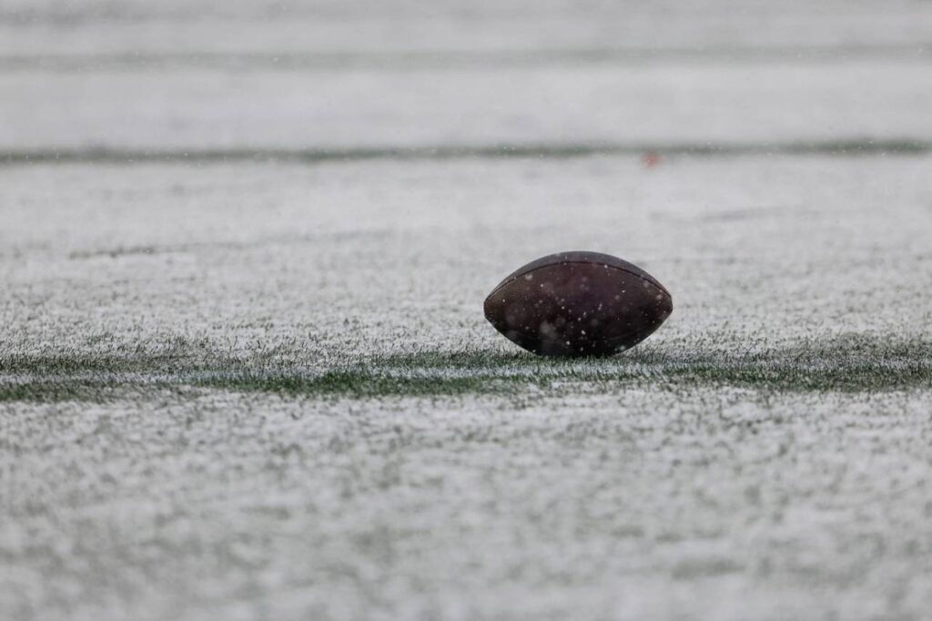 Buffalo Bills e Pittsburgh Steelers foi adiado para segunda-feira (15). Foto:WINSLOW TOWNSONGETTY IMAGES NORTH AMERICAGetty Images via AFP