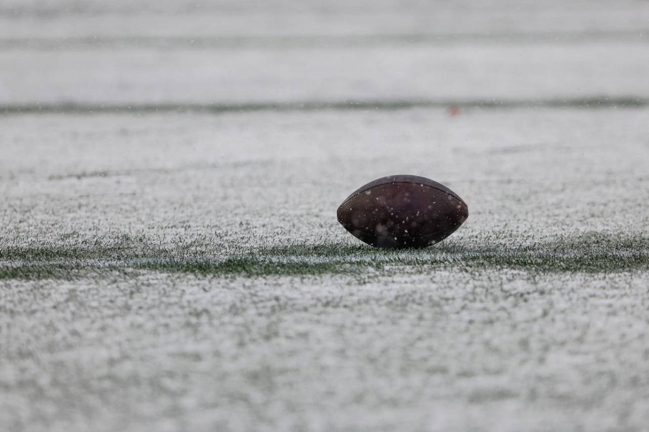 Buffalo Bills e Pittsburgh Steelers foi adiado para segunda-feira (15). Foto:WINSLOW TOWNSONGETTY IMAGES NORTH AMERICAGetty Images via AFP