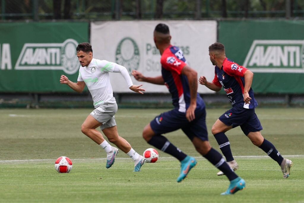 Raphael Veiga em jogo-treino do Palmeiras