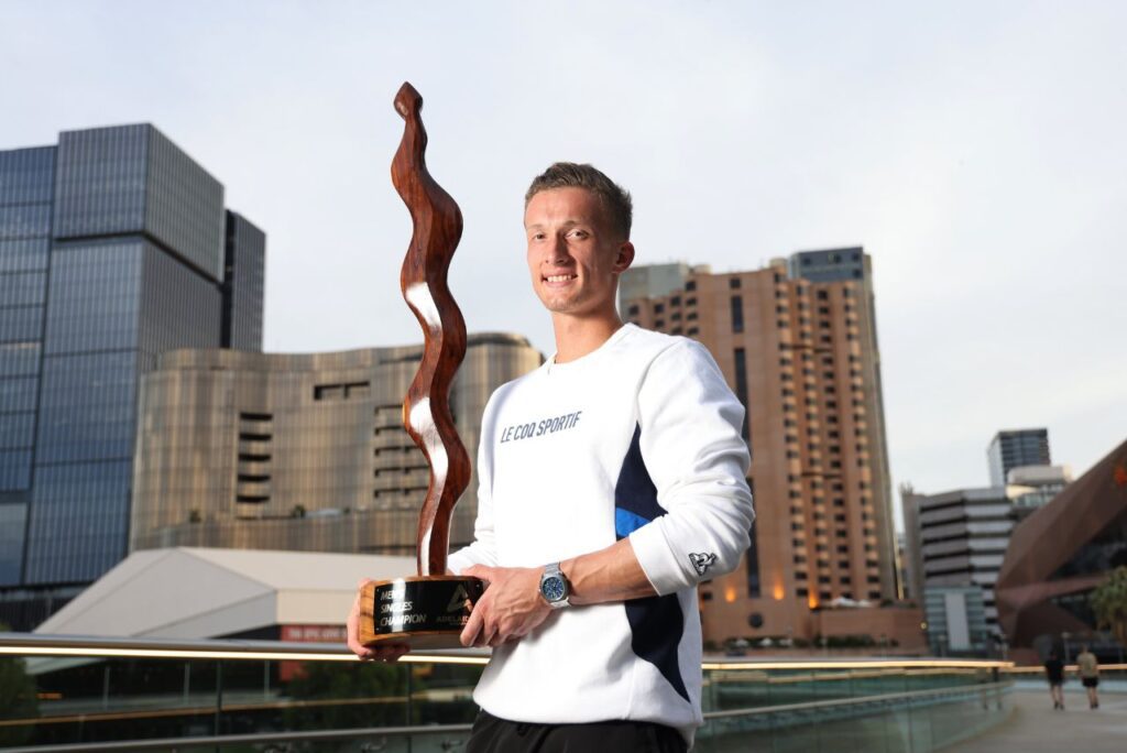 Jiri Lehecka com o primeiro troféu da carreira