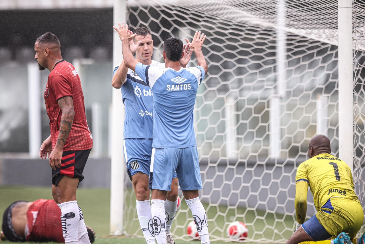 Atacante argentino comemora gol do Santos