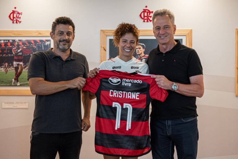 <p>Cristiane foi oficialmente apresentada pelo Flamengo neste domingo (14). Foto: Paula Reis/CRF</p>
