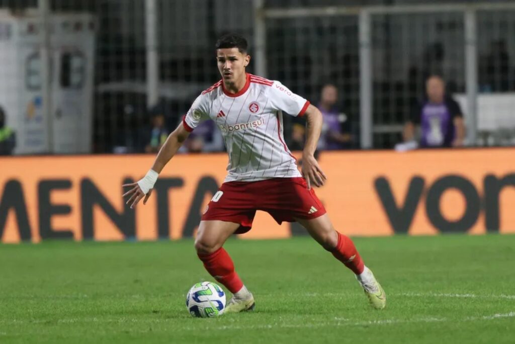 Rômulo em ação pelo Internacional em 2023
