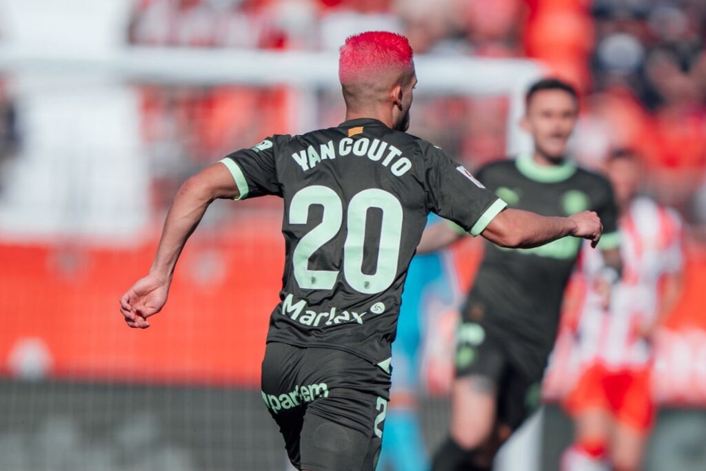 Brasileiro Yan Couto em campo pelo Girona