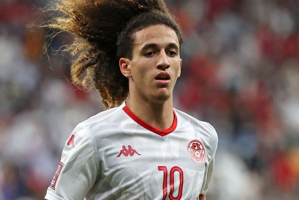 Meia do Manchester United atuando na Tunisia