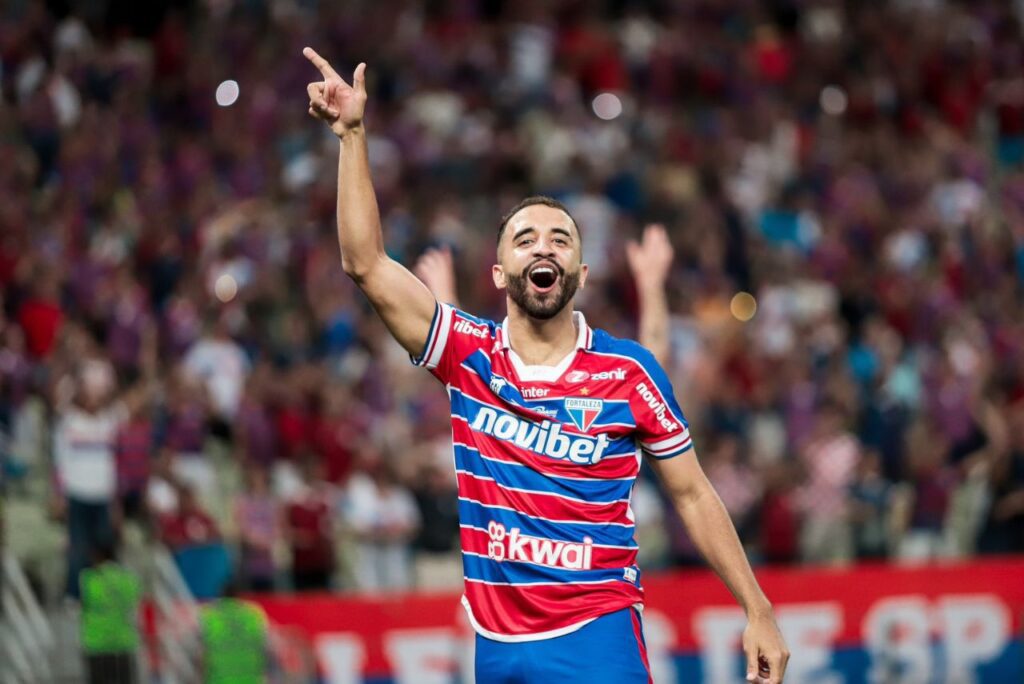 Volante Caio Alexandre, reforço do Bahia, comemora em jogo do Fortaleza