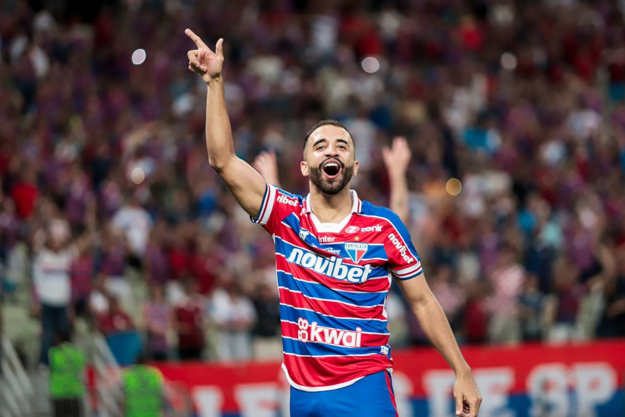 Volante Caio Alexandre, reforço do Bahia, comemora em jogo do Fortaleza