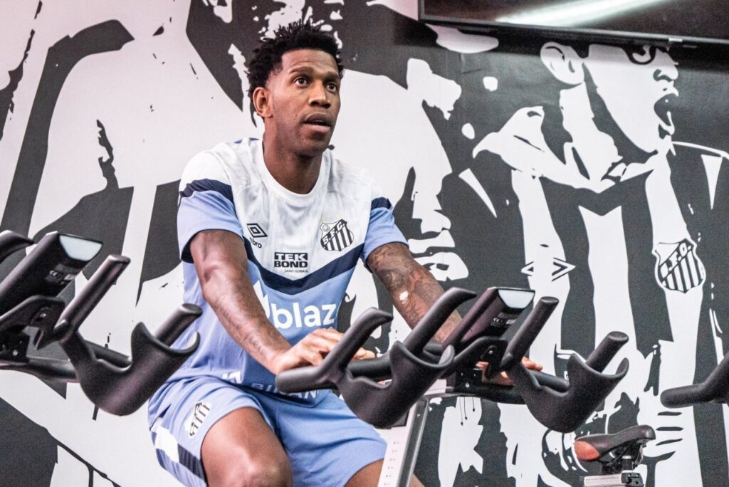 Zagueiro Gil em treino do Santos