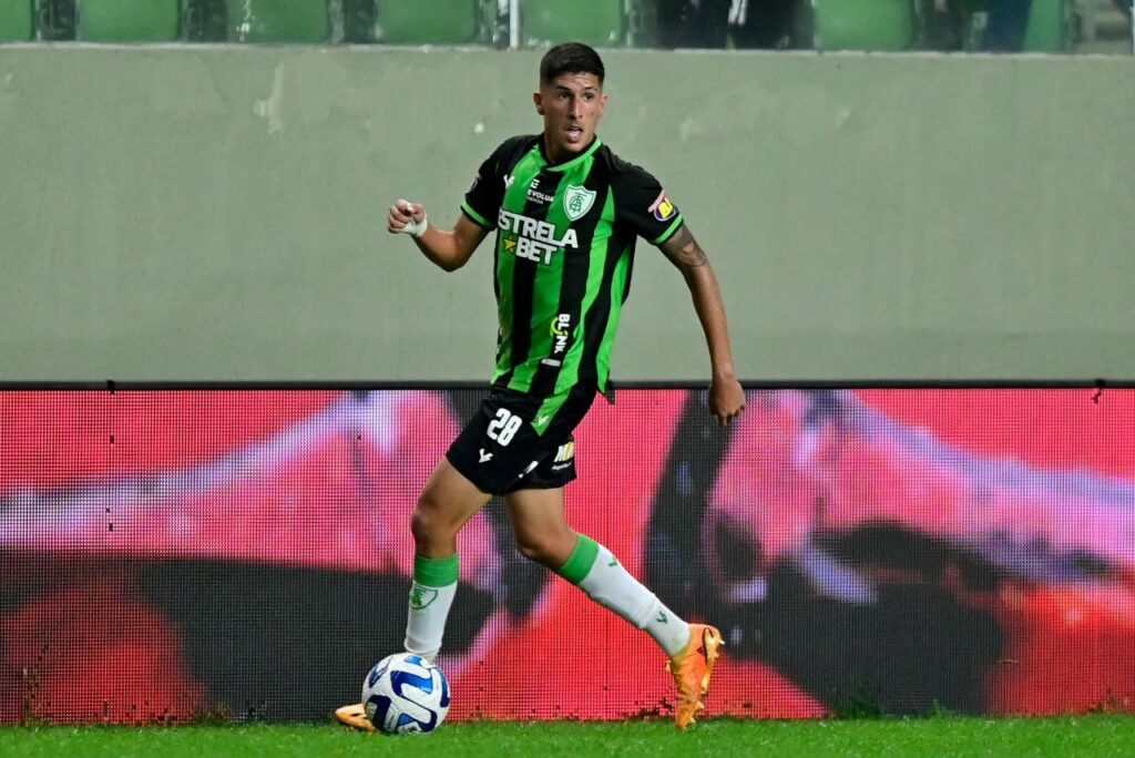 Volante Breno em jogo do América-MG