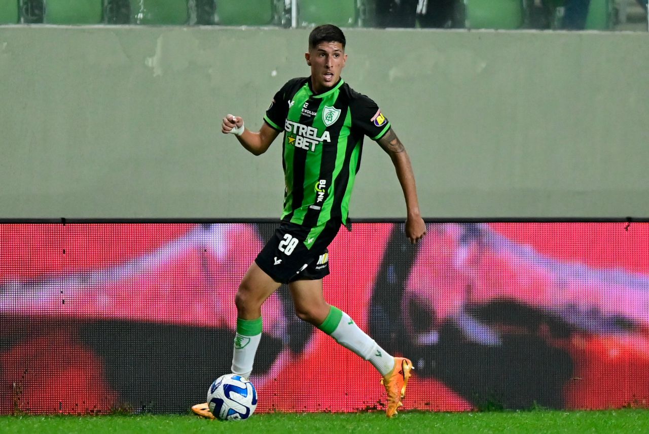 Volante Breno em jogo do América-MG