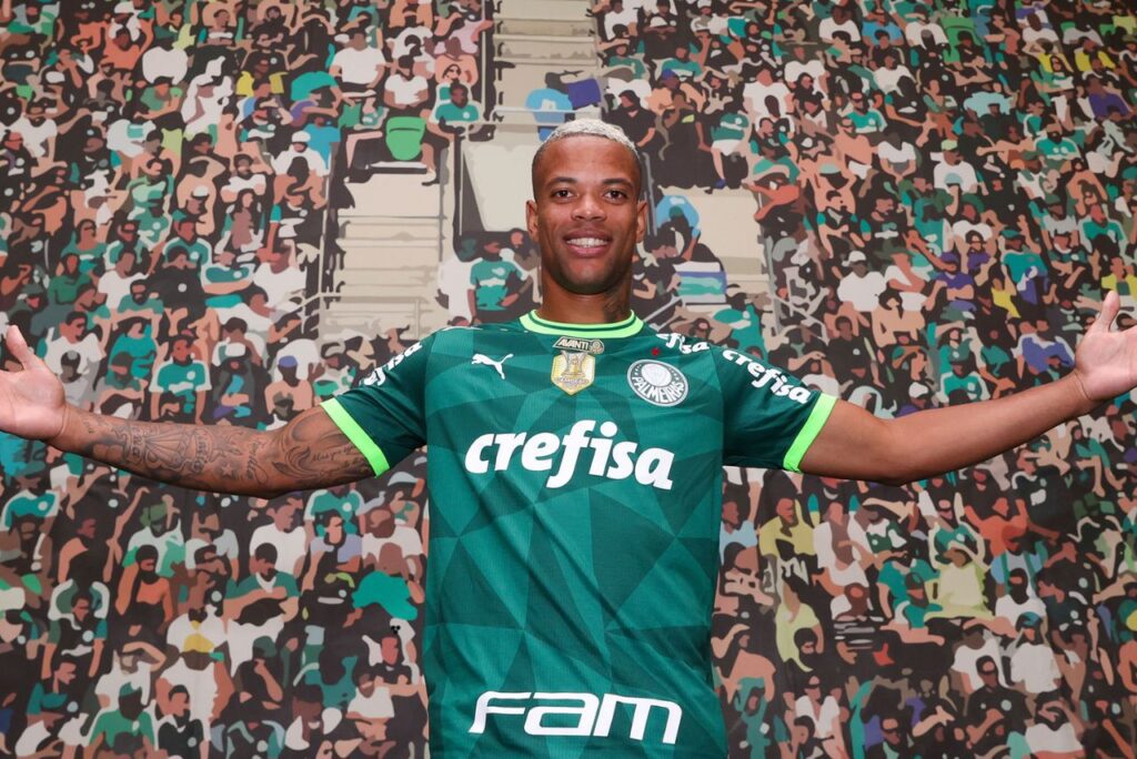 Atacante Caio Paulista posa com a camisa do Palmeiras