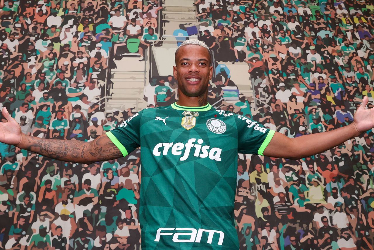 Atacante Caio Paulista posa com a camisa do Palmeiras