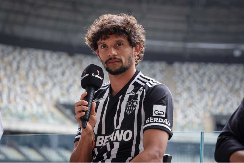 Gustavo Scarpa foi apresentado pelo Atlético-MG nesta segunda (Foto: Pedro Souza/CAM)