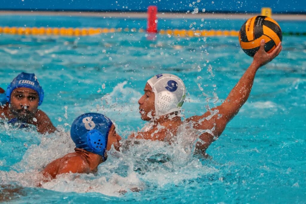 Lance do jogo Brasil x Cuba no polo aquático nos Jogos Pan-Americanos Santiago 2023