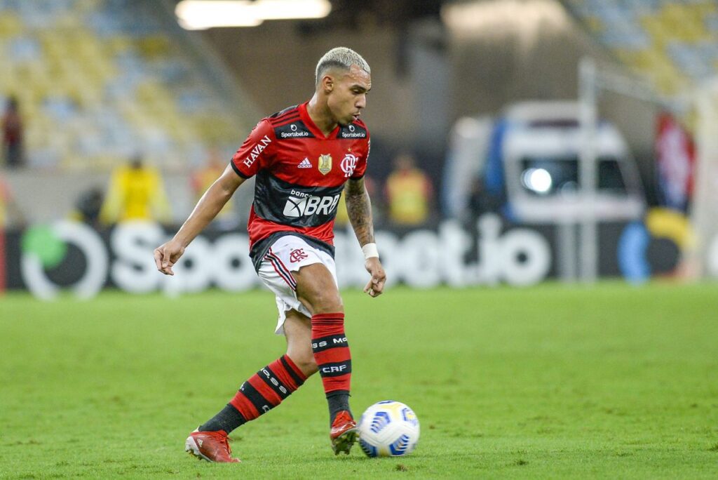 Lateral-direito Matheuzinho, alvo do Corinthians, em jogo do Flamengo