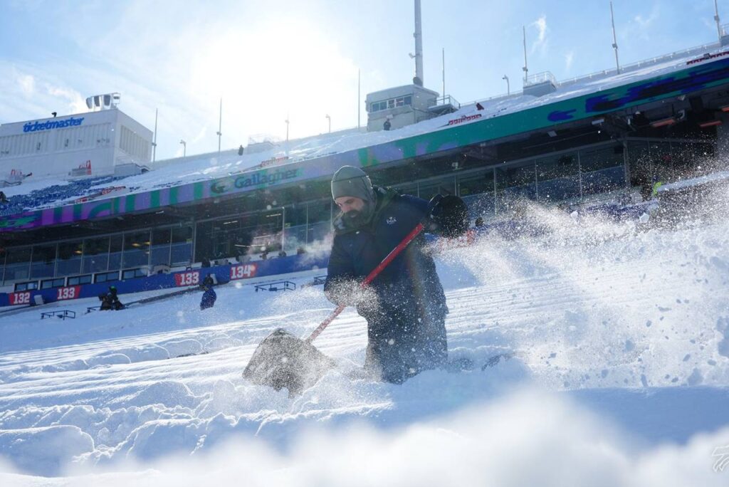 Funcionário do Buffalo Bills fazendo a retirada da neve das arquibancadas. Foto: Reprodução/X