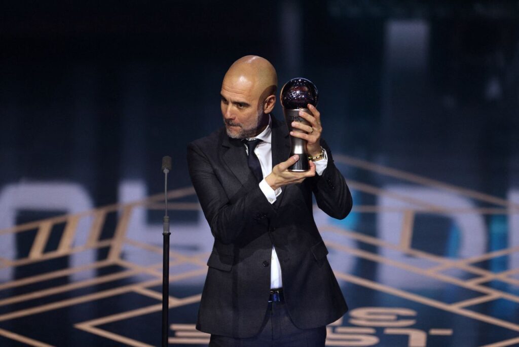 Pep Guardiola foi eleito o melhor treinador do mundo em 2023 pela FIFA (Foto: Adrian Dennis/AFP)