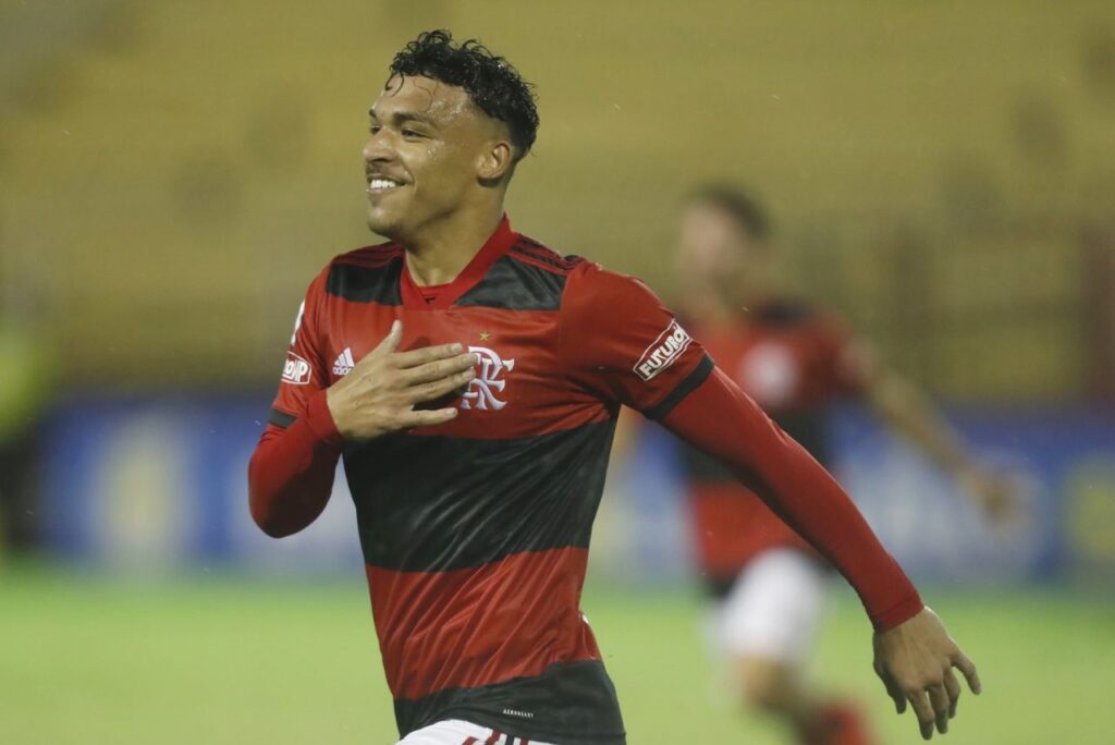 Victor Hugo deve ter contrato estendido com o Flamengo (Foto: X/Reprodução)