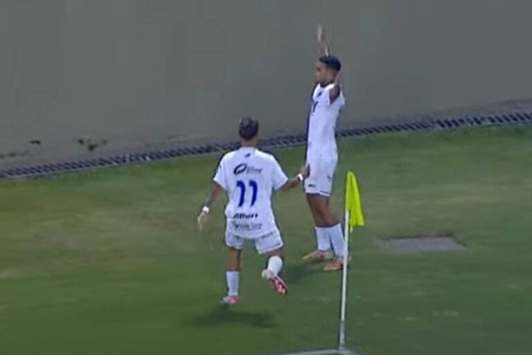 <p>O Aster, estreante na Copinha, bateu o atual campeão Palmeiras. Foto: Reprodução/Youtube/Cazé TV</p>
