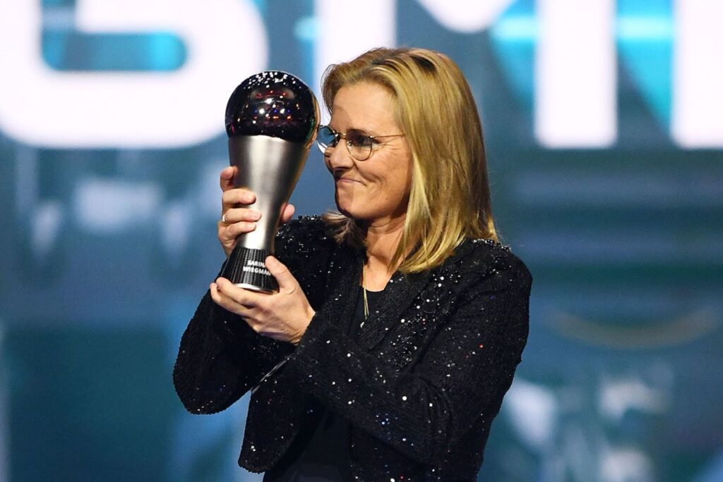 Treinadora Sarina Wiegman, da Seleção Inglesa, com prêmio do The Best 2024