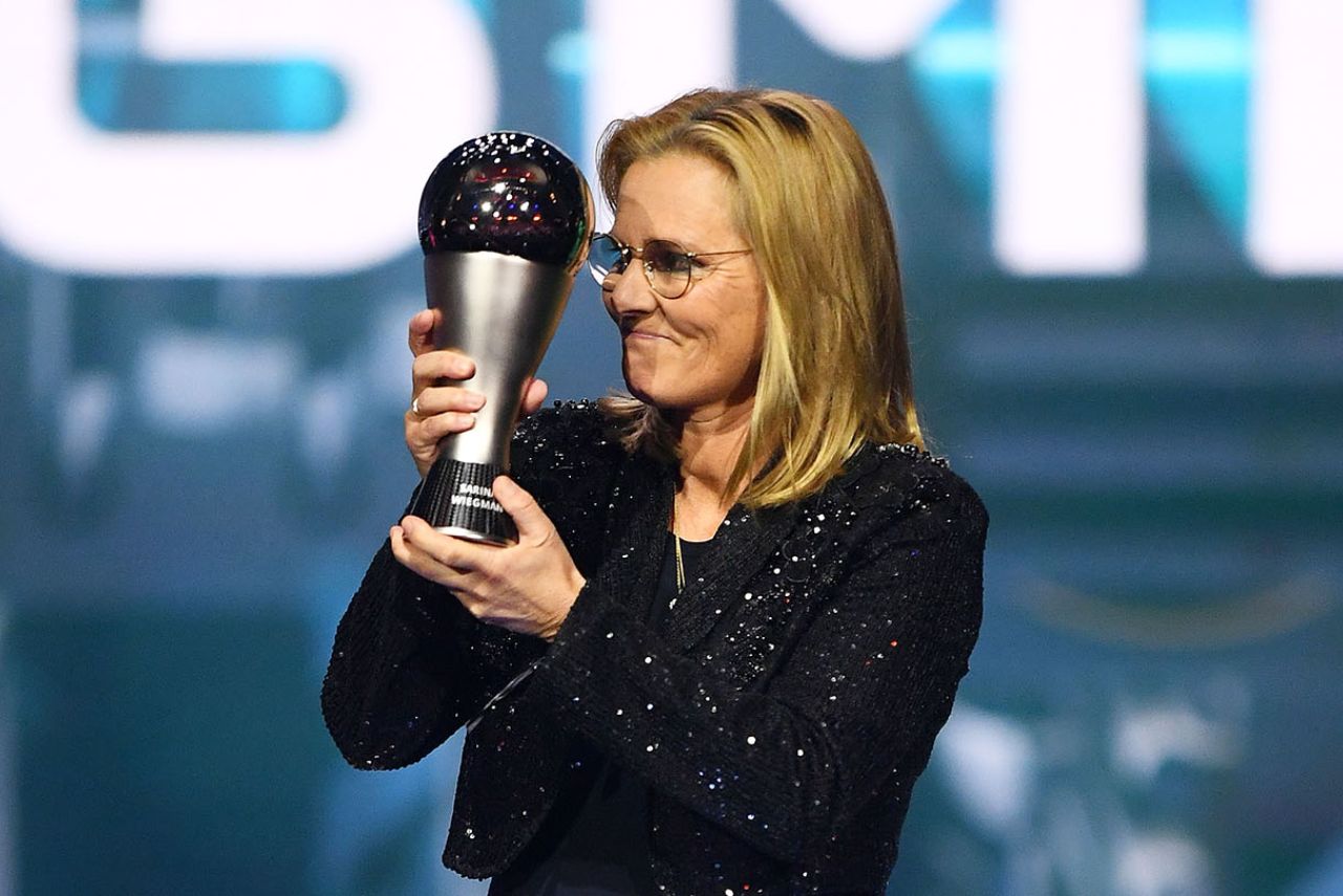 Treinadora Sarina Wiegman, da Seleção Inglesa, com prêmio do The Best 2024