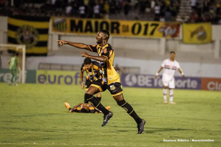 <p>Lucas Café foi o nome da vitória do Tigre sobre o São Paulo (Foto: Gustavo Ribeiro/Novorizontino)</p>
