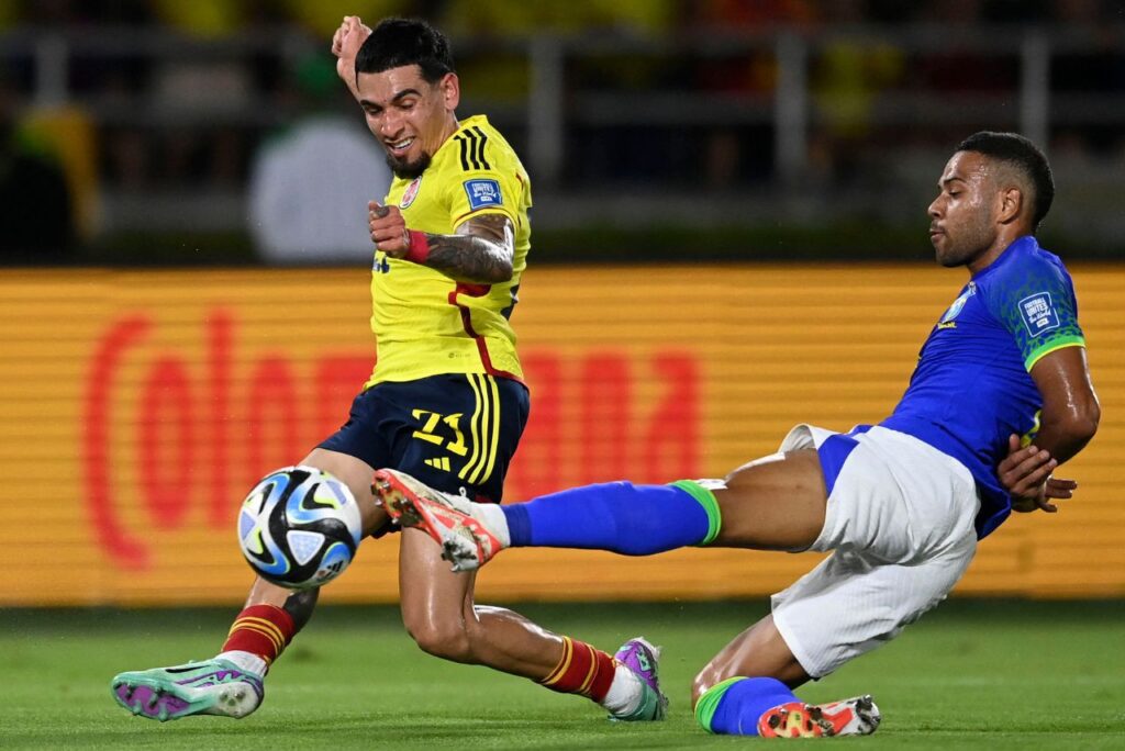 Renan Lodi em campo pela Seleção Brasileira