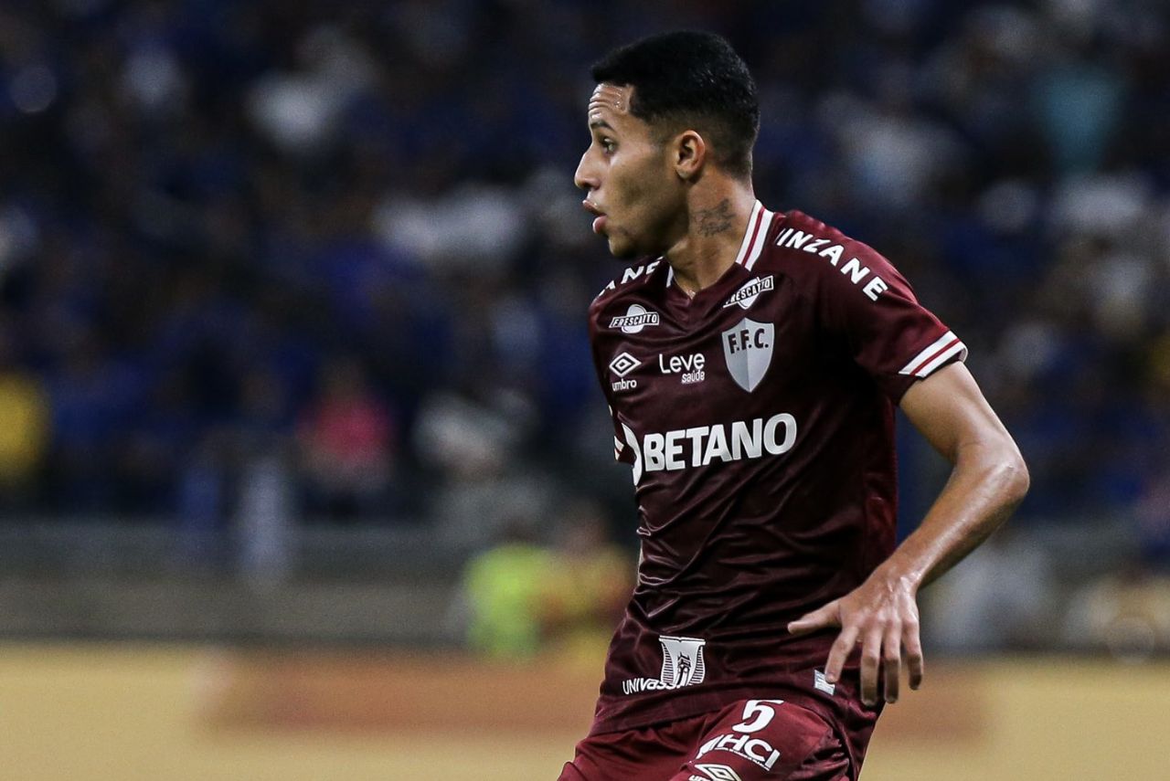 Jovem jogador em campo pelo Fluminense