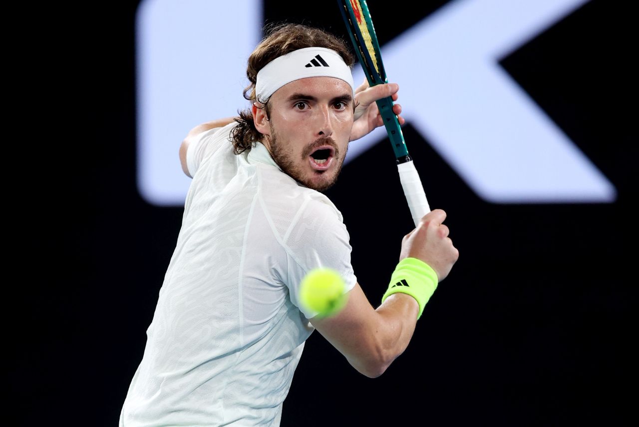 Tenista Stefanos Tsitsipas em jogo do Australian Open 2024