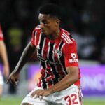 Atacante Marcos Paulo em jogo do São Paulo em 2023