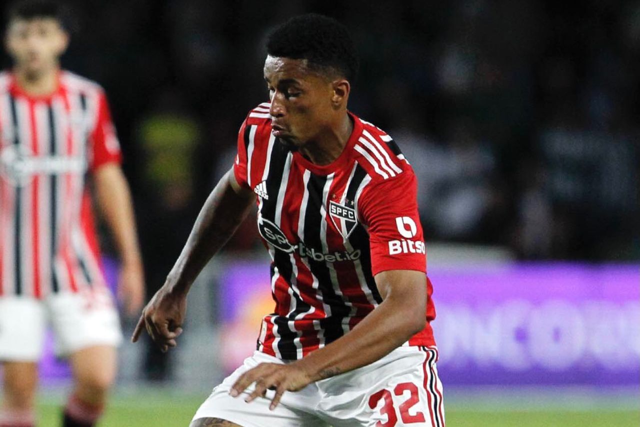 Atacante Marcos Paulo em jogo do São Paulo em 2023