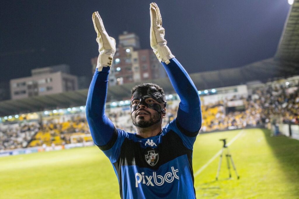 Goleiro Thiago Rodrigues, reforço do Goiás, em jogo do Vasco da Gama em 2022