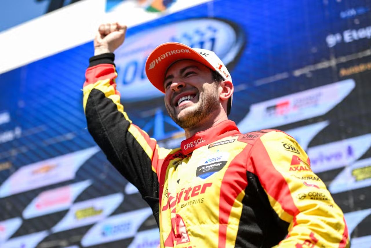 Piloto Gabriel Casagrande comemora pódio na Stock Car em 2023