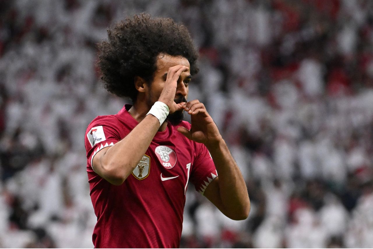 Akram Afif foi autor do gol da vitória do Catar sobre o Tajiquistão (Foto: Hector Retamal/AFP)